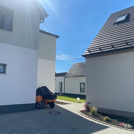 Modernes & Gepflegtes Hotelzimmer Mit Kueche! Bernstadt  Экстерьер фото