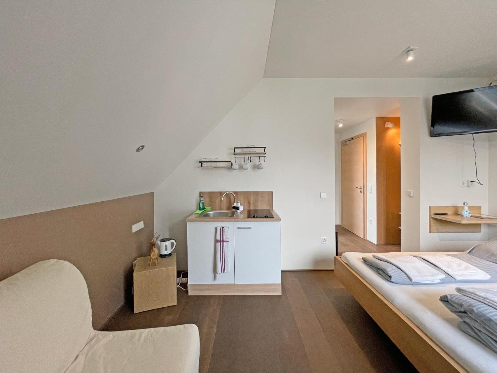 Modernes & Gepflegtes Hotelzimmer Mit Kueche! Bernstadt  Экстерьер фото