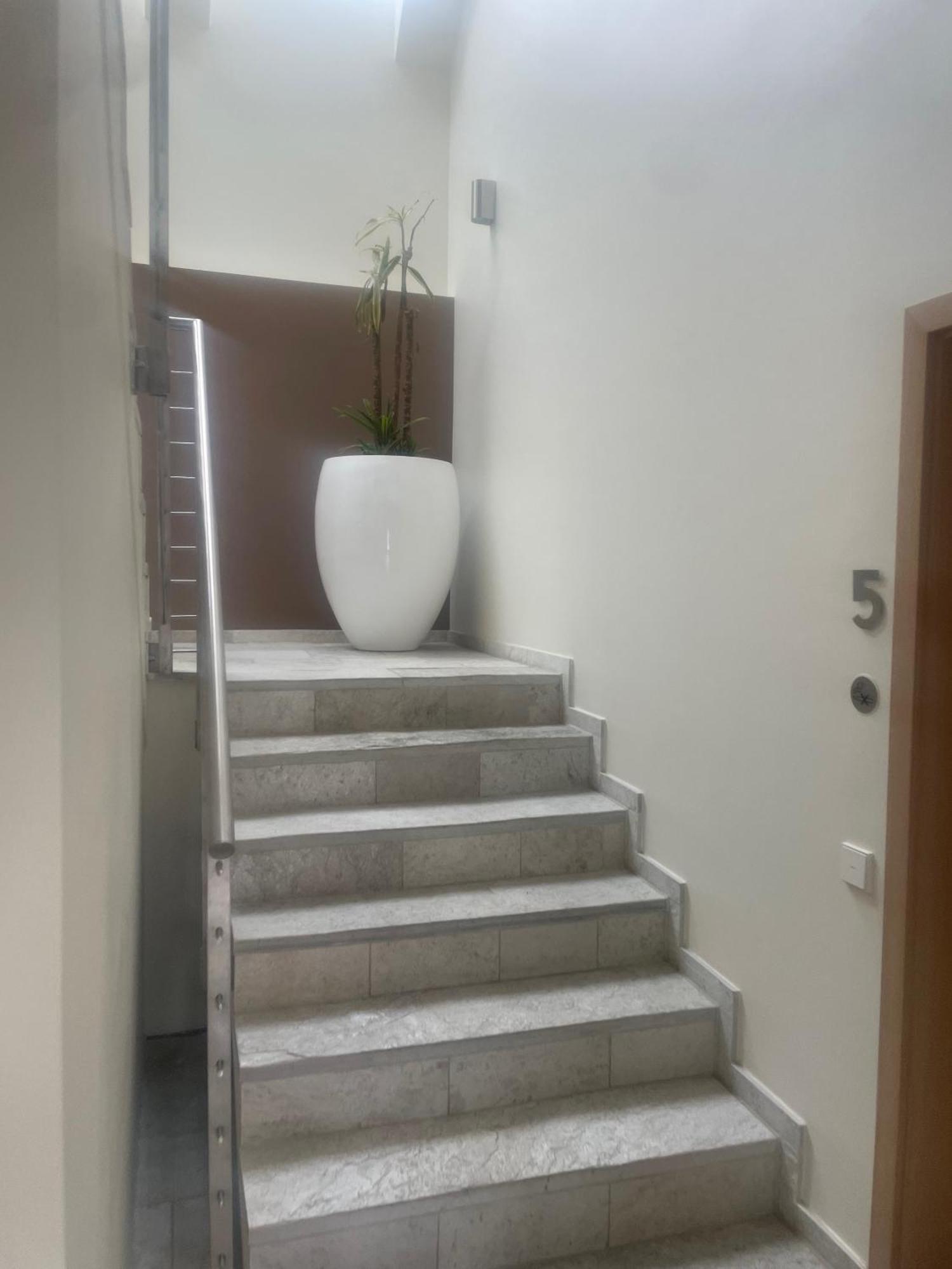 Modernes & Gepflegtes Hotelzimmer Mit Kueche! Bernstadt  Экстерьер фото