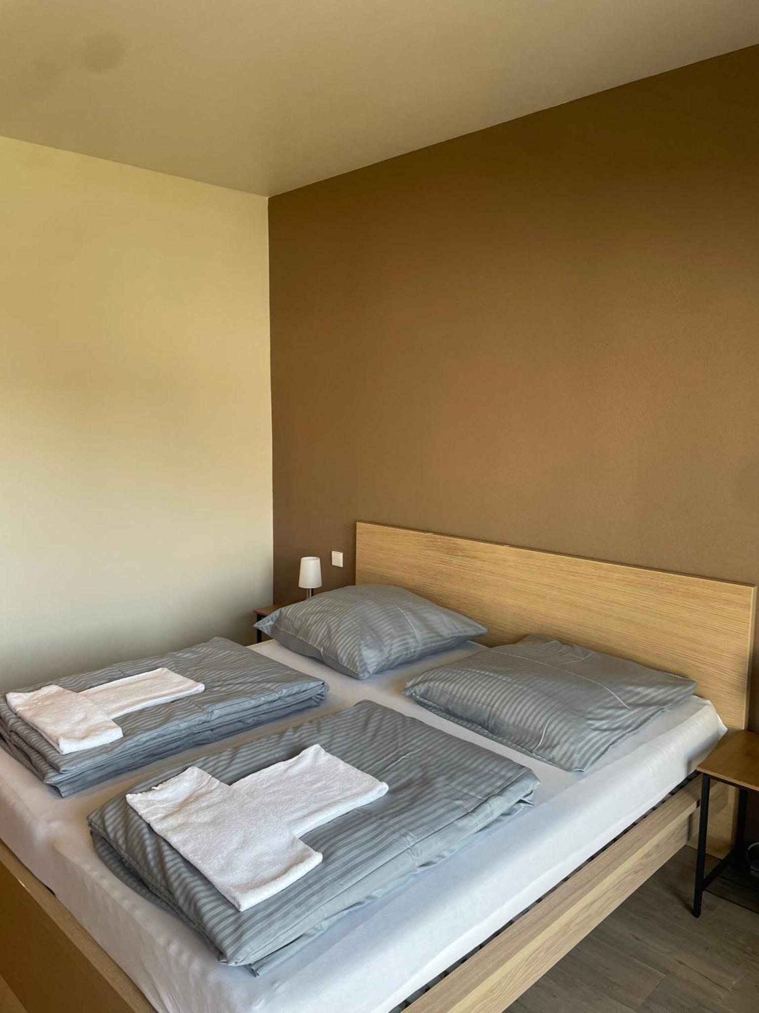 Modernes & Gepflegtes Hotelzimmer Mit Kueche! Bernstadt  Экстерьер фото