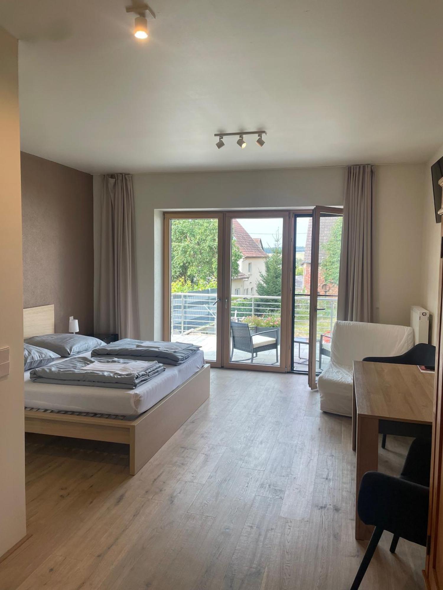 Modernes & Gepflegtes Hotelzimmer Mit Kueche! Bernstadt  Экстерьер фото